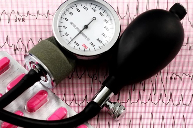 Пик инсультов в ранние часы: названы главные вечерние привычки, спасающие от утреннего давления