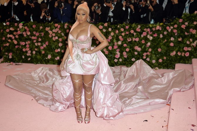 PHOTO: Nicki Minaj showcases popping out breasts in racy Burberry dress on  the Met Gala 2022