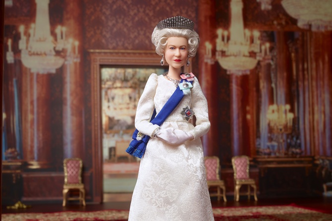 В честь Елизаветы II выпустили куклу Барби с ее лицом