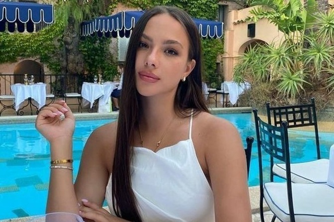 Экс-любовница Тимати прижала пухлый бюст тугим корсетом: видео