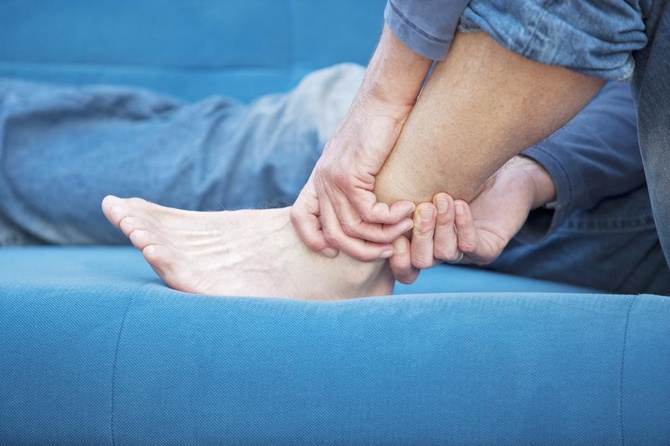 Ощущение ходьбы по битому стеклу: названы главные причины утренней боли в ногах