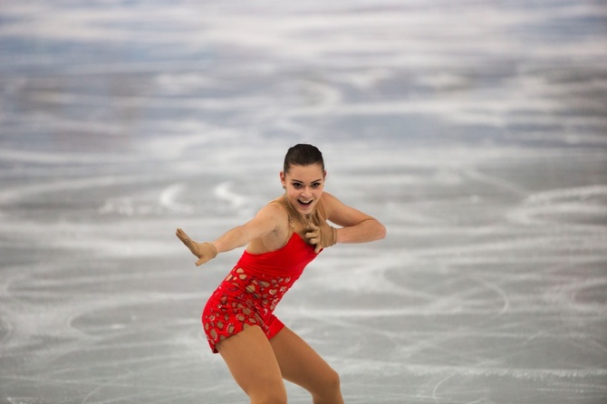Аделина Сотникова покрасовалась на ковровой дорожке в черном ультрамини-платье: видео