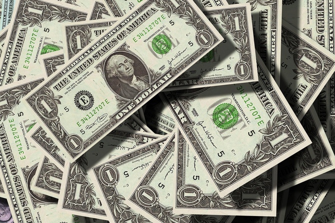Это разрушительно: финансист рассказал, к чему приведет рекордное падение доллара