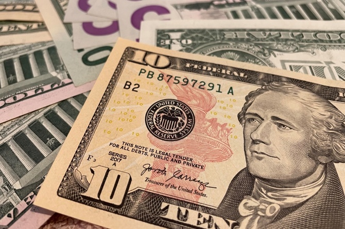 Идет на пробитие: экономист назвал курс доллара, с которым россияне встретят лето