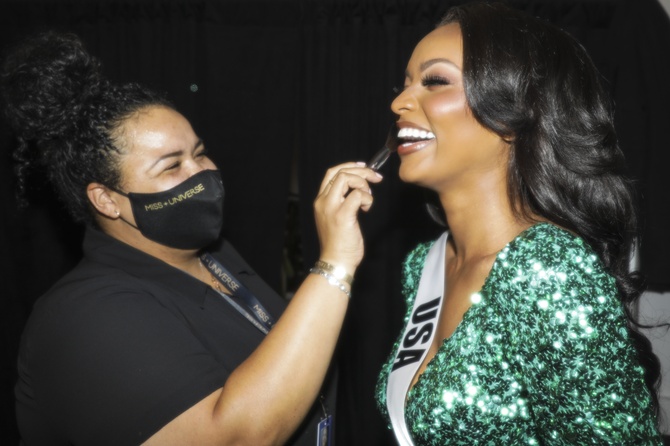 Бьюти-эксперт объяснила, как правильно наносить жидкий хайлайтер: видео