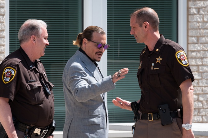 Джонни Деппа поддерживает в суде соблазнявший пациенток психотерапевт