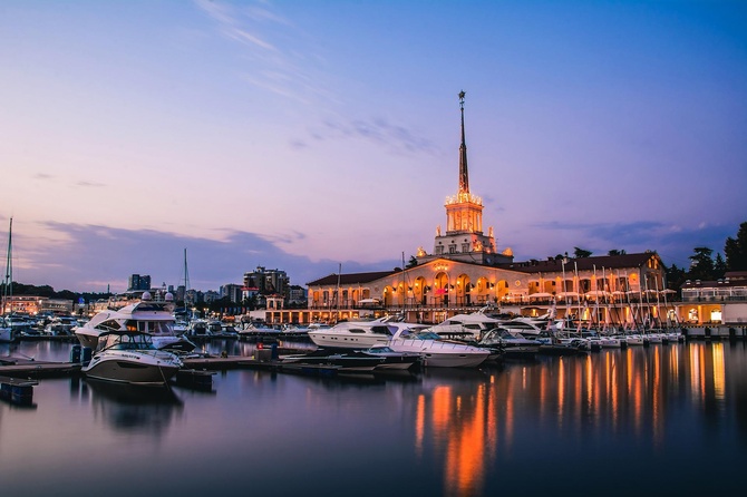 Люди не могут добраться до курортов: отели Крыма и Краснодарского края резко снизили цены