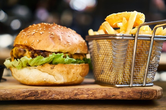 Экономист объяснил, почему россияне стали чаще есть фастфуд