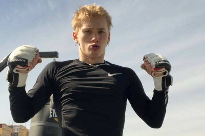 «В армию тебе пора»: Милохин шокировал поклонников оранжевым маникюром