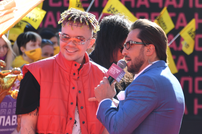 Элджей спустя полгода вернулся в Россию и прокатился на машине вместе с Ивлеевой: видео