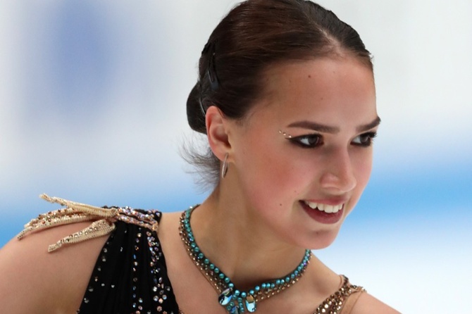 «Какая сочная грудь!»: Алина Загитова подразнила пышными формами в мокром бикини