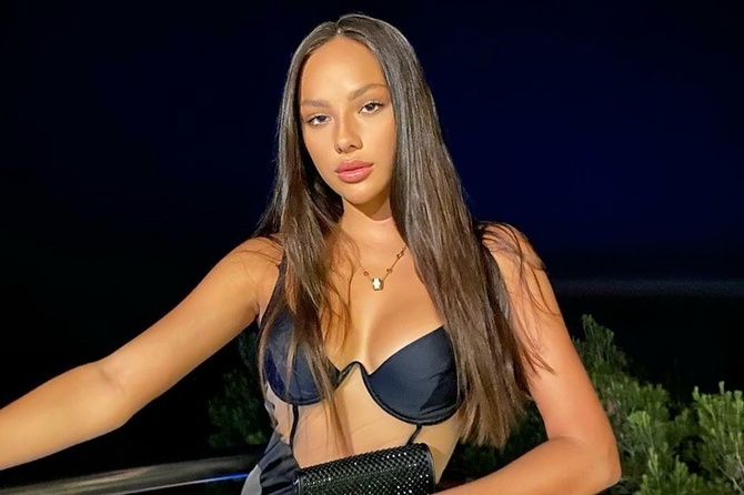 Экс-любовница Тимати поманила пухлой грудью в игривом боди с декольте: видео