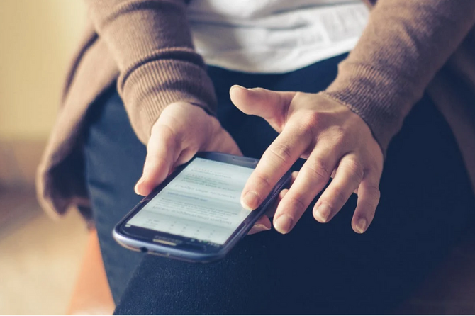 Психиатр назвало безопасное время «зависания» в гаджетах