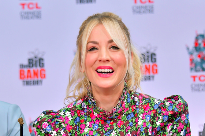 Video: Kaley Cuoco shows Tom Pelphrey in her bedroom