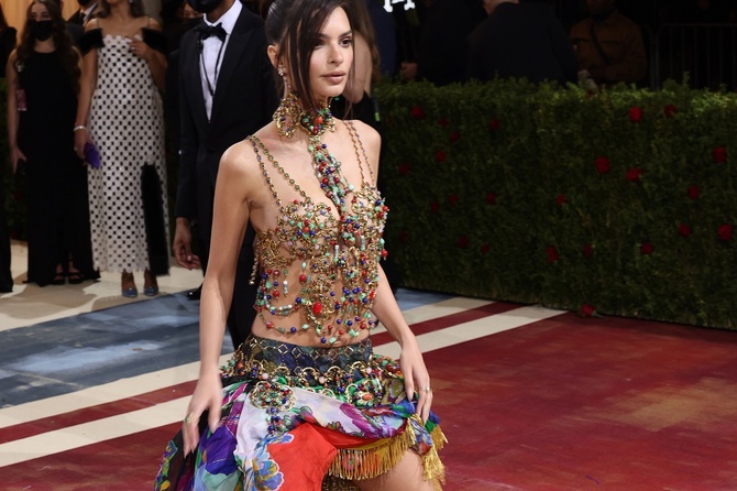 PHOTO: Emily Ratajkowski chose vintage Versace 92 for the Met Gala 2022