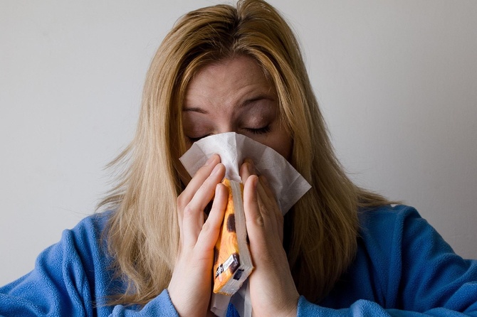 Иммунолог объяснила различия двух главных способов лечения аллергии