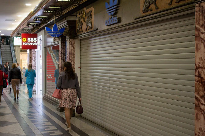 Не в сентябре: Adidas сделал заявление о работе своих магазинов в России