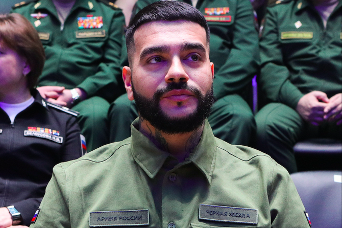 Рэпер Тимати был замечен с креслом-коляской у здания Боткинской больницы