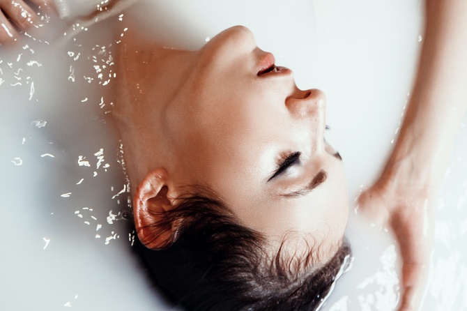 Россиянам объяснили, как правильно избавиться от воды, попавшей в ухо