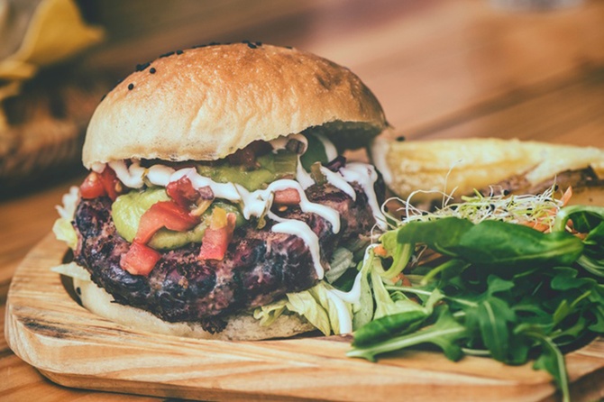 Гастроэнтеролог назвала самые безопасные блюда фастфуда