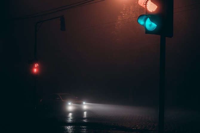 Автоэксперт напомнил о главных правилах безопасной езды в сильный туман