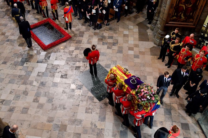 Умер молодой солдат, дежуривший у гроба Елизаветы II