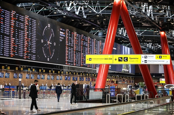 В аэропортах Москвы задержали более 50 рейсов из-за снегопада
