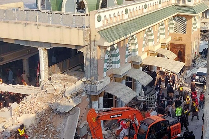 32 человека погибли при теракте в мечети в Пакистане 