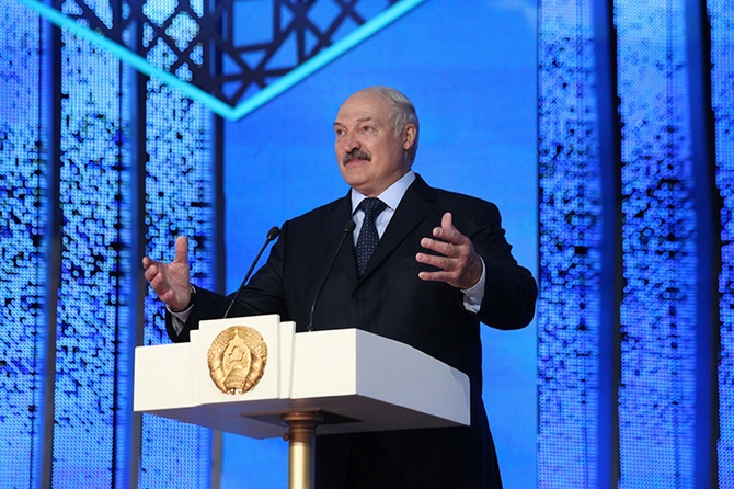 Из председателя совхоза — в президенты: как Александр Лукашенко 7 раз становился главой государства