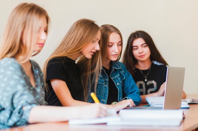 Авторы новых учебников по истории России попросили снять маркировку 18+ с ряда советских фильмов