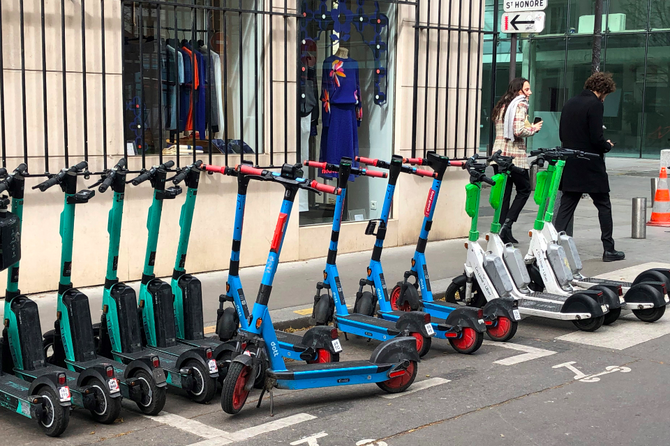 В Совфеде предложили взять пример с Парижа и запретить электросамокаты в городе