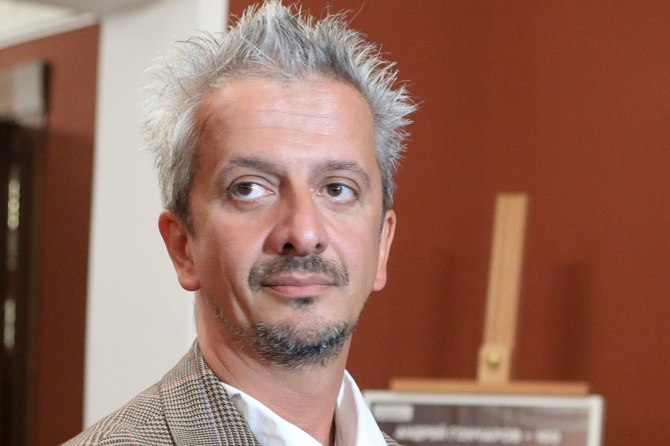 Богомолов новой пьесой провел параллель с уехавшими из России звездами