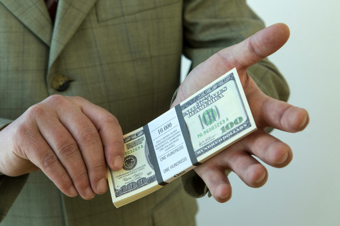 Россияне рассказали, людей с каким доходом они считают богатыми