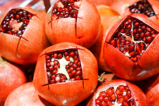 Врач перечислил полезные и вредные свойства граната