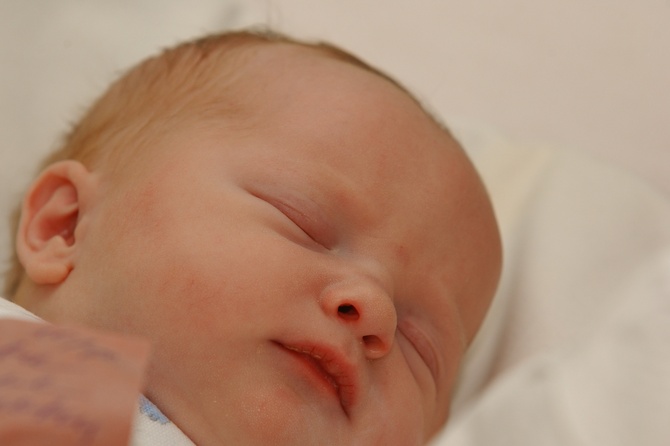 Травматолог объяснил, почему опасно бросать детей в сугроб