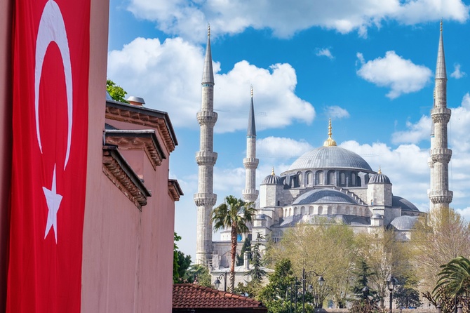 Избитые полицией и задержанные в Турции две туристки из РФ остались без средств к существованию