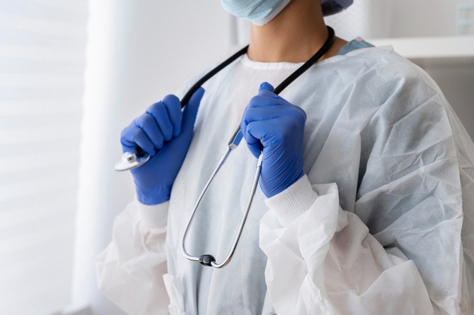 Врач назвала сезонным рост заболеваемости ковидом в России