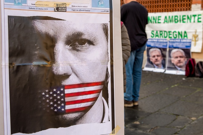 Отец Ассанжа рассказал, чем занимается его сын на свободе