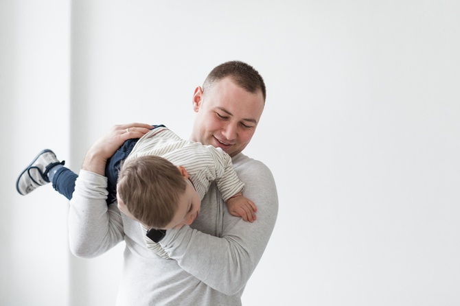 Эксперт объяснил, почему мужчин не хотят отпускать в декретный отпуск