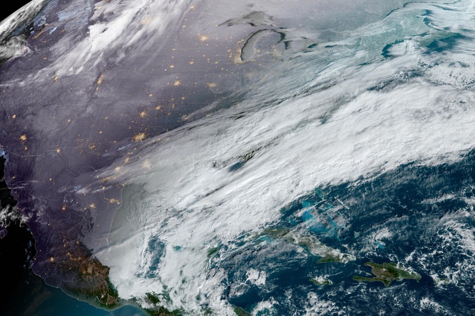 Синоптик назвал причину внезапных снегопадов на юге США