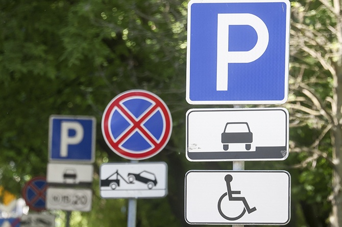 Милонов предложил разрешить беременным парковаться на местах для инвалидов