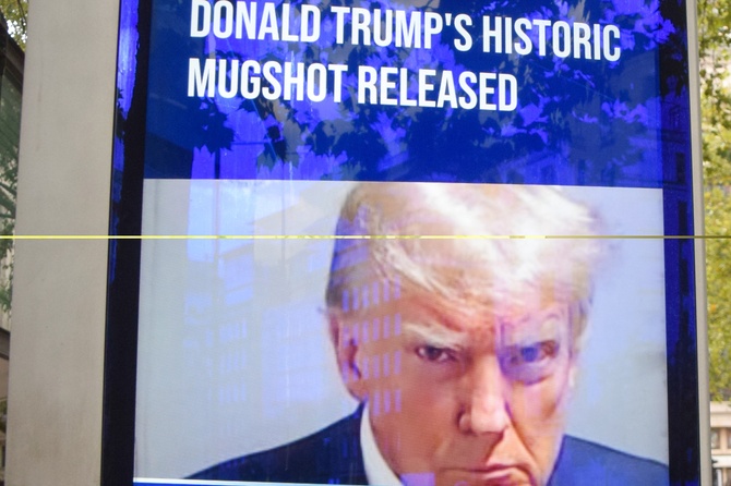 Трамп повесил в Белом доме свое фото из тюрьмы