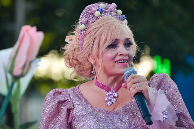 Широка река. Надежда Кадышева стала самой высокооплачиваемой певицей России