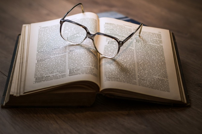 Дзен и «АСТ-Азбука» назвали самые популярные книги россиян в домашних библиотеках