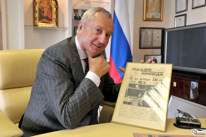 Виталий Игнатенко в своем кабинете с газетой «Комсомольская правда», выпущенной в 1976 году в единственном экземпляре по поводу его ухода из газеты.