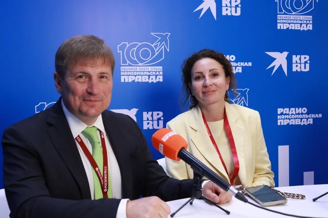 В открытой студии Радио «Комсомольская правда» на ПМЭФ-2025 директор по корпоративным коммуникациям и взаимодействию с органами власти «Лемана ПРО» Вера Бояркова и генеральный директор Фонда «Природа и люди» Сергей Рыбаков