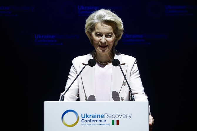 Европарламент отклонил вотум недоверия Урсуле фон дер Ляйен