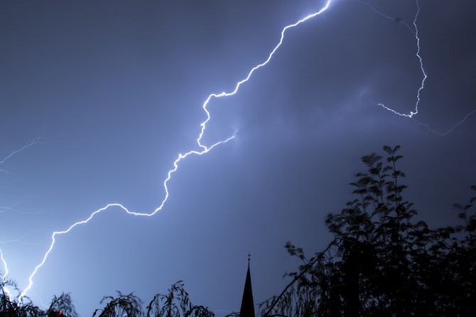 Разряд молнии стал причиной пожара в жилом доме в Подмосковье