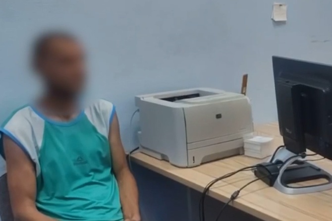 В Подмосковье трое фермеров держали подчиненного на цепи и требовали у него деньги