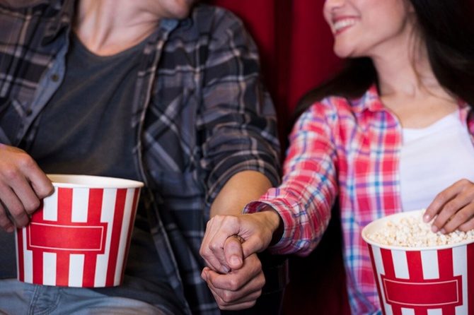 Эксперт не оценил идею скидок на места для поцелуев в кино для повышения рождаемости